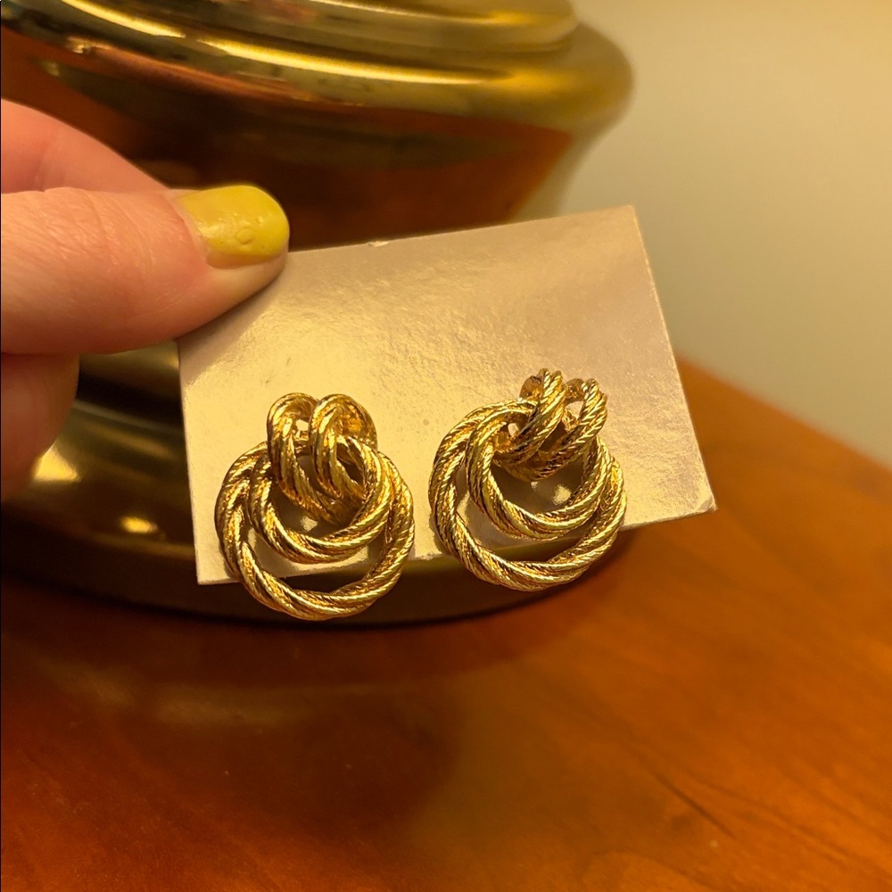 New Never Worn Elegant Gold Knot Earrings